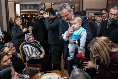 Bakan Özer'den afetzedelere Etlik Şehir Hastanesi'nde ziyaret