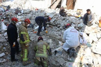 Hatay'da enkaz yığınlarında nefes arayışı