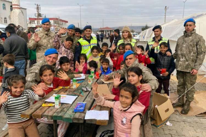 Bingöl'de depremzede çocuklara Jandarma morali