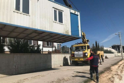 İzmit, Adıyaman'da konteyner ve çadırları yerleştiriyor