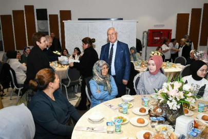 Karabağlar'da kadınlardan 'semt merkezi' teşekkürü