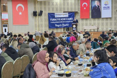 Gölcük'te Başkan Sezer afetzedelerle iftarda buluştu